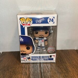 Funko POP! MLB: Los Angeles Dodgers - Mookie Betts #74 W/Pop Protector 2021